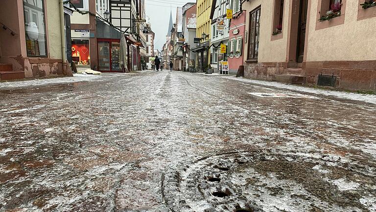 Am Mittwoch war die gesamte Lohrer Hauptstraße von einem dünnen Eispanzer überzogen. Am Mittwoch war die gesamte Lohrer Hauptstraße von einem dünnen Eispanzer überzogen.