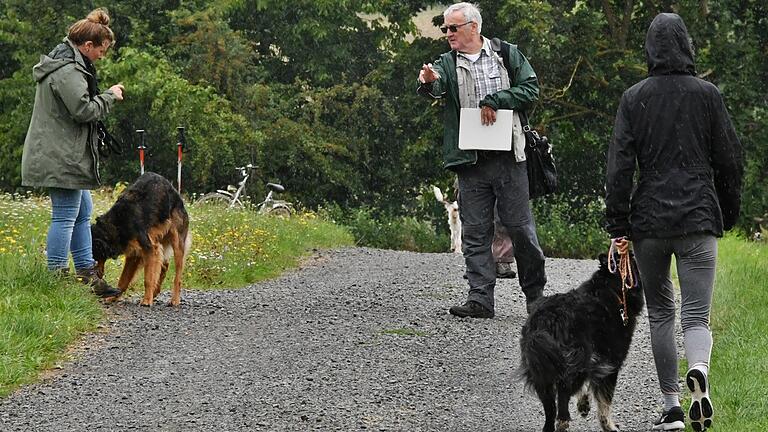 Kommandos beherrschen hieß es bei der Hundeprüfung in Rödelmaier. Kommandos beherrschen hieß es bei der Hundeprüfung in Rödelmaier.