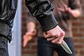 Mit einem Messer (Symbolbild) soll ein heute 25-Jähriger seinen drei Jahre jüngeren Mitbewohner in der gemeinsamen Wohnung getötet haben.