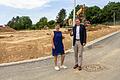 Stadtbaurat Benjamin Schneider und die Leiterin des Fachbereichs Tiefbau und Verkehrswesen im fertig erschlossenen Baugebiet „Waidmannsteige“ in Lengfeld.&nbsp;
