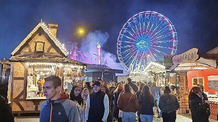 Tagsüber strahlender Sonnenschein, nachts festlich illuminiert – das war der Kalte Markt 2022. Tausende feierten ausgelassen. So soll es wieder sein. - Tagsüber strahlender Sonnenschein, nachts festlich illuminiert – das war der Kalte Markt 2022. Tausende feierten ausgelassen. So soll es wieder sein. Tagsüber strahlender Sonnenschein, nachts festlich illuminiert – das war der Kalte Markt 2022. Tausende feierten ausgelassen. So soll es wieder sein. - Tagsüber strahlender Sonnenschein, nachts festlich illuminiert – das war der Kalte Markt 2022. Tausende feierten ausgelassen. So soll es wieder sein.