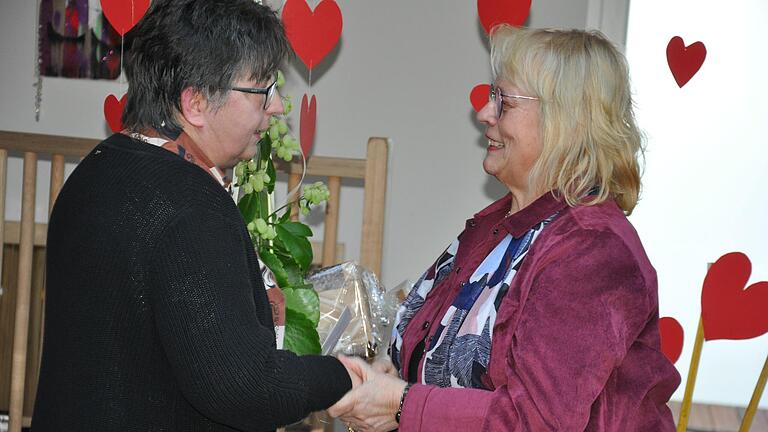 Mit bewegenden Worten würdigt die Vorsitzende des Caritasvereins Unterspiesheim, Martina Kerler (links) das langjährige Wirken von Gertrud Wieland in der Kindertagesstätte Unterspiesheim.