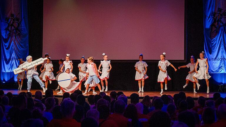 Das Tanztheater Fly aus Würzburg zeigt eine komödiantische Show. Das Tanztheater Fly aus Würzburg zeigt eine komödiantische Show.