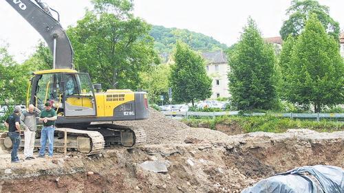 Baustelle Gesundheitszentrum: Der Öltank (unter der Plane), den man im Boden fand, bereitet den Fachleuten Kopfzerbrechen.