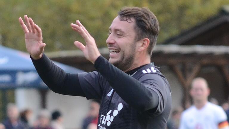 Er kann nach seiner Verletzung frühestens im September wieder Kontaktsport betreiben: Spielertrainer Christian Schmitt vom TSV Lohr Er kann nach seiner Verletzung frühestens im September wieder Kontaktsport betreiben: Spielertrainer Christian Schmitt vom TSV Lohr