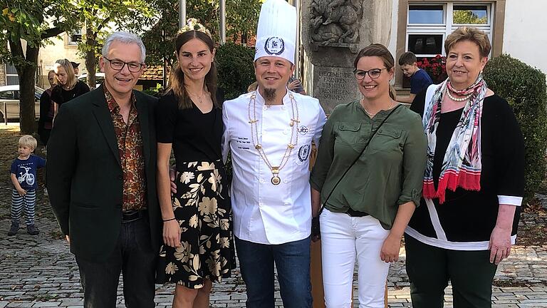 Empfang der Gemeinde Frankenwinheim für den erfolgreichen Bäckermeister: (von links) Bürgermeister Herbert Fröhlich, Weinprinzessin Corinna Barthelme, Axel und Eva Schmitt und die Bezirksrätin Gerlinde Martin.