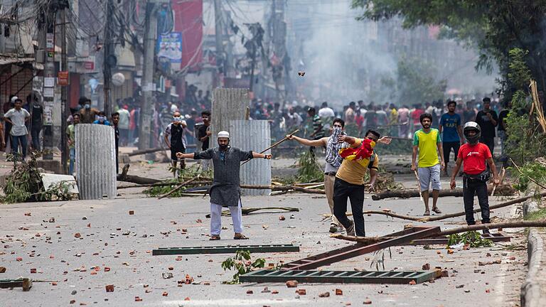 Studentenproteste in Bangladesch       -  Studenten stehen bei dem Protest in Dhaka Polizisten gegenüber.