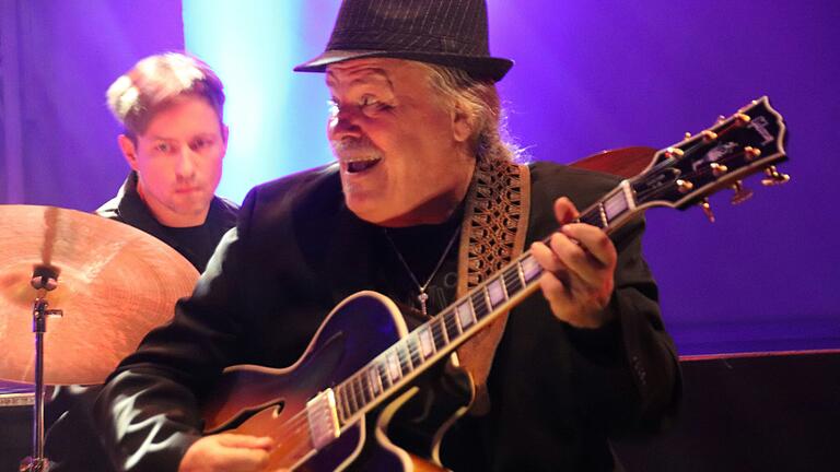 Hut ab: Wesley G. führte das Publikum durch die 100-jährige Geschichte der Jazzgitarre. Hut ab: Wesley G. führte das Publikum durch die 100-jährige Geschichte der Jazzgitarre.