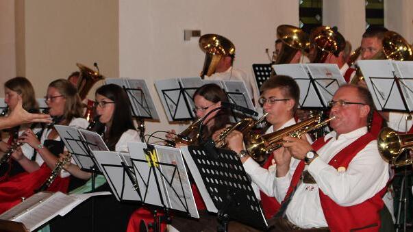Die Heimatkappelle Ziegelanger bot bei ihrem Sommerabendkonzert Musikstücke verschiedenster Stilrichtungen. Die Heimatkappelle Ziegelanger bot bei ihrem Sommerabendkonzert Musikstücke verschiedenster Stilrichtungen.