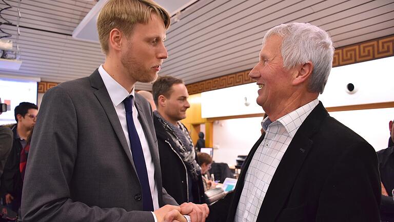 Der Vorsitzende des Gemeindewahlausschusses Bernd Hartmannsgruber (rechts) gratulierte am Sonntagabend Markus Herrera Torrez, Gewinner der Wertheimer OB-Wahl. Der Vorsitzende des Gemeindewahlausschusses Bernd Hartmannsgruber (rechts) gratulierte am Sonntagabend Markus Herrera Torrez, Gewinner der Wertheimer OB-Wahl.