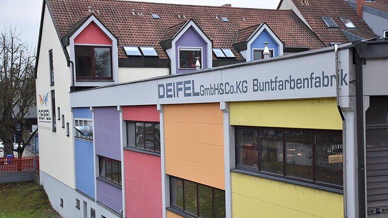 100 Jahre Buntfarbenfabrik Deifel. Auch auf der Fassade zeigt sich mittels bunter Farben, dass hier eine Firma ansässig ist, die Farbe ins Leben bringt.