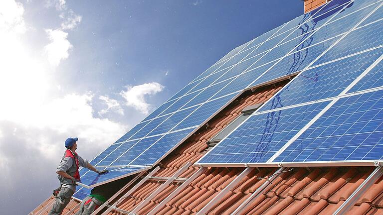 Eine Solaranlage ändert den Charakter des Daches – und das Erscheinungsbild einer ganzen Stadt. Eine Solaranlage ändert den Charakter des Daches – und das Erscheinungsbild einer ganzen Stadt.