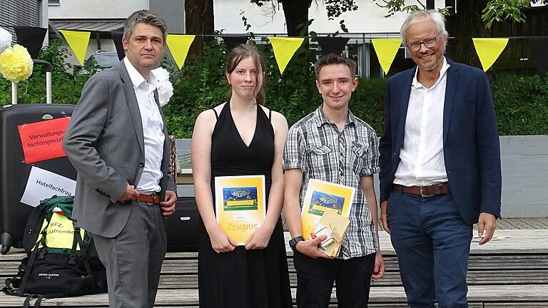 Eine besondere Auszeichnung erhielten die Klassenbesten, Elaine Röll aus der Klasse 9a und Jonas Braun aus der Klasse 9b. Ihnen gratulierten Bürgermeister Michael Kraus (links) und Rektor Achim Libischer (rechts).