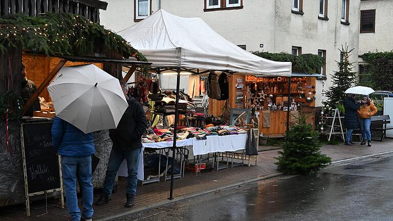 Am Samstag begannen in Mittelsinn die Adventsmarkttage. Witterungsbedingt war der Besuch eher schwach.