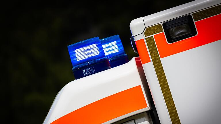 Blaulicht       -  Die Frau kam leicht verletzt in ein Krankenhaus. (Symbolbild)