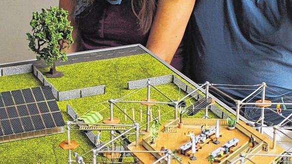 Absage vom Landratsamt: Carmen Schuppe-Michel und Gunter Schuppe mit dem selbst gebastelten Modell des Kletterturms am Main bei Randersacker. Für den suchen sie jetzt einen anderen Standort. Absage vom Landratsamt: Carmen Schuppe-Michel und Gunter Schuppe mit dem selbst gebastelten Modell des Kletterturms am Main bei Randersacker. Für den suchen sie jetzt einen anderen Standort.