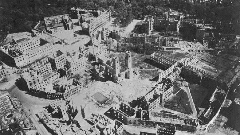 Ausgebrannte Ruinen von Stephanskirche, Universität und Gericht. Ausgebrannte Ruinen von Stephanskirche, Universität und Gericht.