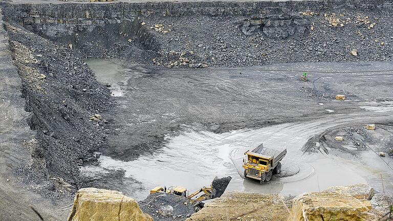 Umweltskandal im Schotterwerk Aub: Das Gericht verurteilte den Geschäftsführer des Betriebs nun zu einer Freiheitsstrafe von einem Jahr und einem Monat, die zur Bewährung ausgesetzt ist. Umweltskandal im Schotterwerk Aub: Das Gericht verurteilte den Geschäftsführer des Betriebs nun zu einer Freiheitsstrafe von einem Jahr und einem Monat, die zur Bewährung ausgesetzt ist.