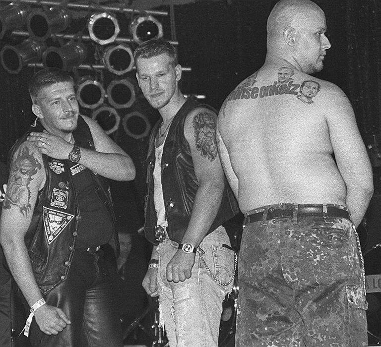 40 Teilnehmer stellten sich dem Wettbewerb, wer das beste 'Böhse Onkelz'-Tattoo auf seiner Haut trägt. Rechts der Gewinner Danny Bongers. 40 Teilnehmer stellten sich dem Wettbewerb, wer das beste 'Böhse Onkelz'-Tattoo auf seiner Haut trägt. Rechts der Gewinner Danny Bongers.