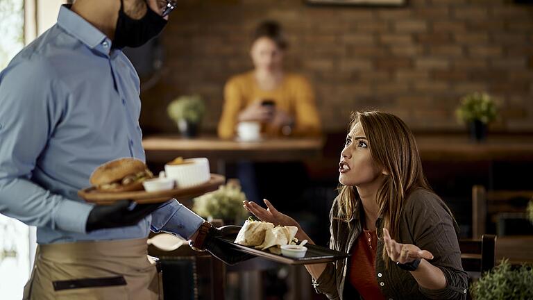 Wenn Gäste mit den Vorschriften zur Eindämmung der Corona-Pandemie nicht einverstanden sind, sind Mitarbeiterinnen und Mitarbeiter im Restaurant oft die Leidtragenden.