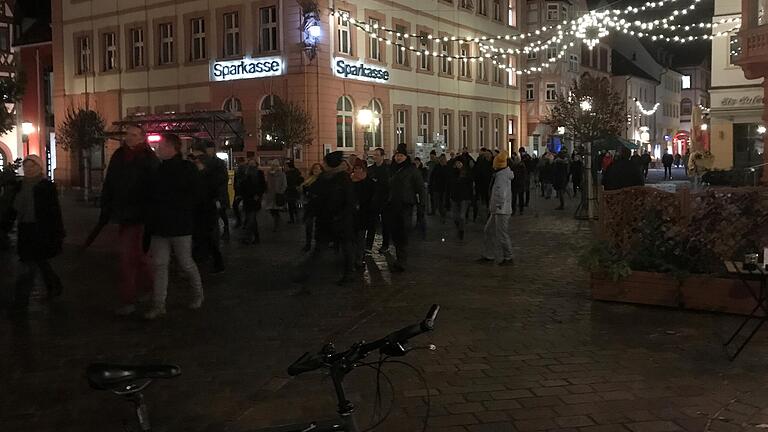 Erstmals zogen Gegner der Corona-Maßnahmen am Montagabend auch durch die Karlstadter Innenstadt. Erstmals zogen Gegner der Corona-Maßnahmen am Montagabend auch durch die Karlstadter Innenstadt.