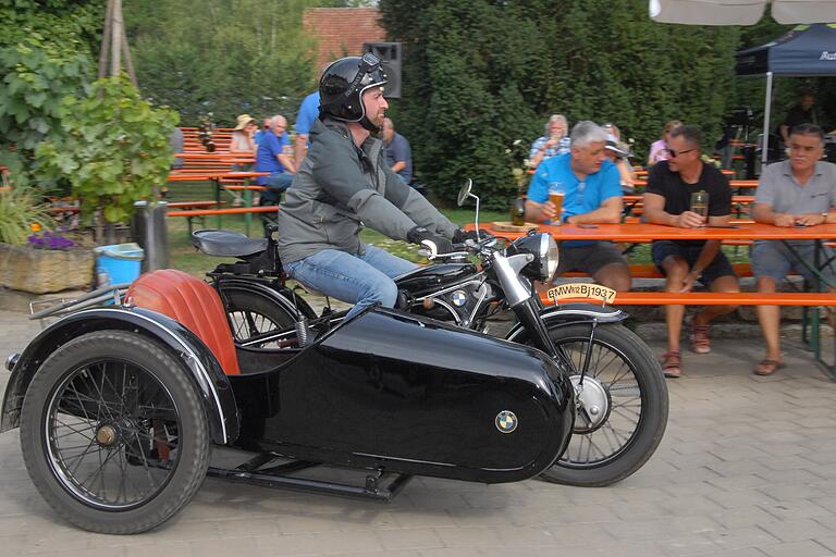 Mit zu ältesten Fahrzeugen des Oldtimertreffens des AMC Kitzingen zählte dieses Beiwagenmotorrad von BMW aus dem Jahr 1937. Mit zu ältesten Fahrzeugen des Oldtimertreffens des AMC Kitzingen zählte dieses Beiwagenmotorrad von BMW aus dem Jahr 1937.