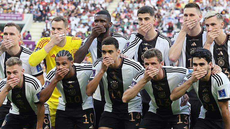 Missverständliche Botschaft: Die deutschen Nationalspieler halten sich vor dem WM-Spiel gegen Japan für das Gruppenfoto den Mund zu. Missverständliche Botschaft: Die deutschen Nationalspieler halten sich vor dem WM-Spiel gegen Japan für das Gruppenfoto den Mund zu.