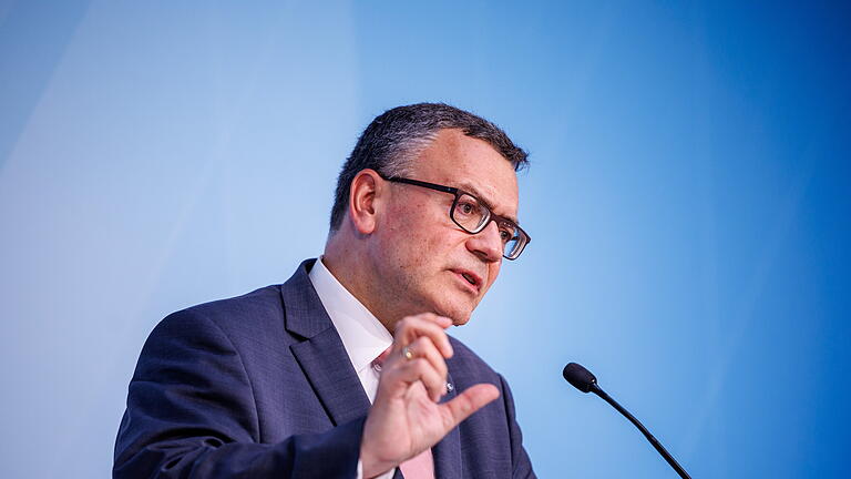 Pressekonferenz nach Kabinettssitzung mit Wirtschaftsthemen.jpeg       -  Staatskanzleichef Florian Herrmann hat harte Konkurrenz in seinem Wahlkreis.