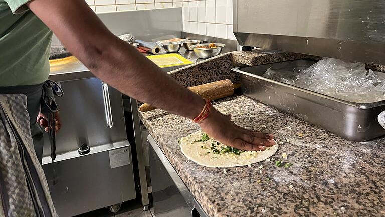 Taj Curryhaus in Bad Kissingen - Das 'Garlic Naanbrot' wird vorbereitet. Taj Curryhaus in Bad Kissingen - Das 'Garlic Naanbrot' wird vorbereitet.
