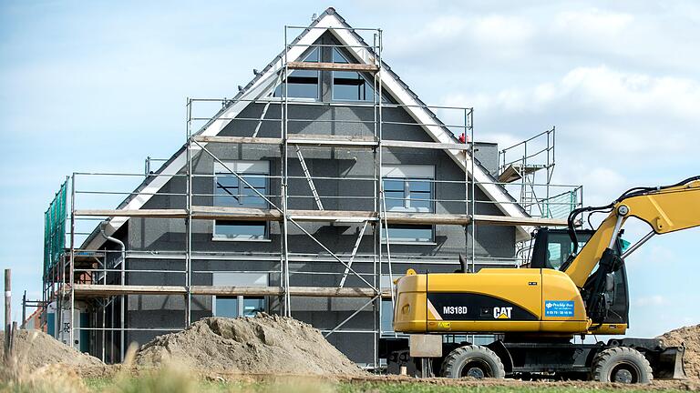 Die Geo-net-Fraktion in Gerolzhofen wollte, dass Bauherren verpflichtet werden, einige Jahre selbst im neu gebauten Haus zu wohnen. Dies lässt sich aber rechtlich nicht umsetzen (Symbolbild). Die Geo-net-Fraktion in Gerolzhofen wollte, dass Bauherren verpflichtet werden, einige Jahre selbst im neu gebauten Haus zu wohnen. Dies lässt sich aber rechtlich nicht umsetzen (Symbolbild). 