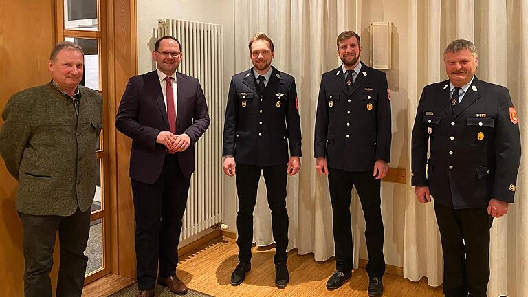 Das Foto zeigt (von links): Robert Kraft (ehemaliger Kommandant), Michael Hombach (Bürgermeister), Felix Müller (Zweiter Kommandant), Markus Kübert (Erster Kommandant), Stefan Strohmenger (Kreisbrandmeister). Das Foto zeigt (von links): Robert Kraft (ehemaliger Kommandant), Michael Hombach (Bürgermeister), Felix Müller (Zweiter Kommandant), Markus Kübert (Erster Kommandant), Stefan Strohmenger (Kreisbrandmeister).