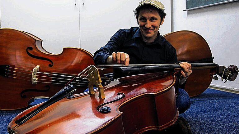 Die Musik hat ihn im Griff: Felix Wiegand mit verschiedenen Bässen.Foto: Theresa Müller Die Musik hat ihn im Griff: Felix Wiegand mit verschiedenen Bässen.Foto: Theresa Müller