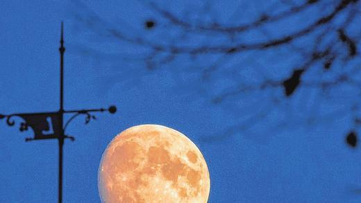 „Seht ihr den Mond dort stehen?“ Zeile aus der dritten Strophe des Abendlieds von Matthias Claudius. „Seht ihr den Mond dort stehen?“ Zeile aus der dritten Strophe des Abendlieds von Matthias Claudius.