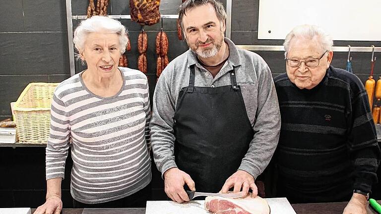 Metzger aus Tradition: Familie Pregitzer (von links: Bärbel, Kurt und Otto-Karl Pregitzer) schließt ihr Geschäft mit gemischten Gefühlen, darunter auch eine Prise Wehmut.C. Hettiger