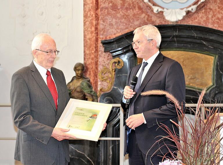 Auszeichnung für Viktor Fieger (links): Der Verein Naturpark Steigerwald e.V. ernannte ihn zum Ehrenmitglied. Rechts Vorsitzender Johann Kalb. Auszeichnung für Viktor Fieger (links): Der Verein Naturpark Steigerwald e.V. ernannte ihn zum Ehrenmitglied. Rechts Vorsitzender Johann Kalb.