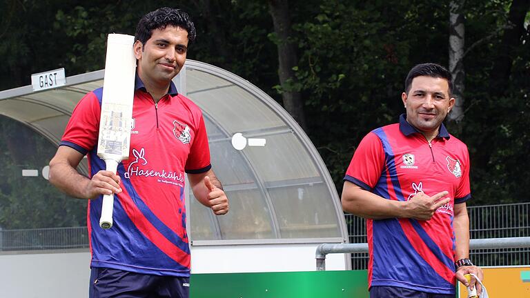 Zahoor Jan (rechts), Cricket-Kapitän beim TSV Lengfeld (hier mit Vize-Kapitän Isakhaan Zazai), sagt: 'Zu Hause hatte ich viele Probleme, hier hatte ich viel Glück.' Zahoor Jan (rechts), Cricket-Kapitän beim TSV Lengfeld (hier mit Vize-Kapitän Isakhaan Zazai), sagt: 'Zu Hause hatte ich viele Probleme, hier hatte ich viel Glück.'