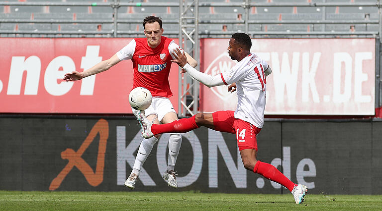 Kickers-Angreifer Saliou Sane, der hier vor Heimstettens Valentin Micheli an den Ball kommt, erzielte seinen 18. Saisontreffer. Kickers-Angreifer Saliou Sane, der hier vor Heimstettens Valentin Micheli an den Ball kommt, erzielte seinen 18. Saisontreffer.