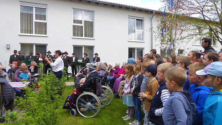 Die  Kinder der Grundschule Aub  sangen im Garten des Auber Seniorenzentrums  für und mit den Bewohnerinnen und Bewohnern.