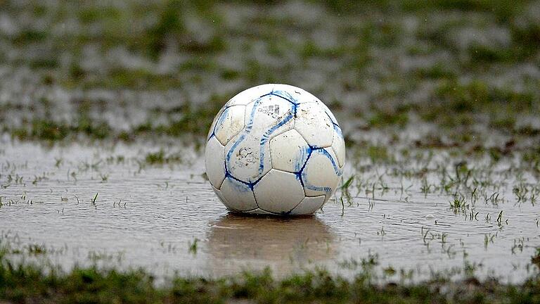 Regenfälle (hier ein Archivbild aus Schollbrunn) sorgen dafür, dass auch an diesem Wochenende Fußballspiele ausfällen. Regenfälle (hier ein Archivbild aus Schollbrunn) sorgen dafür, dass auch an diesem Wochenende Fußballspiele ausfällen.