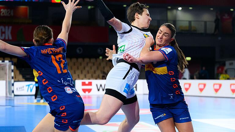 Niederlande - Deutschland - Die deutschen Handballerinnen haben das EM-Vorrundenspiel gegen die Niederlande verloren. Niederlande - Deutschland - Die deutschen Handballerinnen haben das EM-Vorrundenspiel gegen die Niederlande verloren.