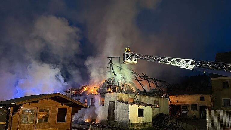 Brand auf Bauernhof - Feuerwehrleute löschen einen Brand auf einem landwirtschaftlichen Anwesen in Nabburg. Brand auf Bauernhof - Feuerwehrleute löschen einen Brand auf einem landwirtschaftlichen Anwesen in Nabburg.