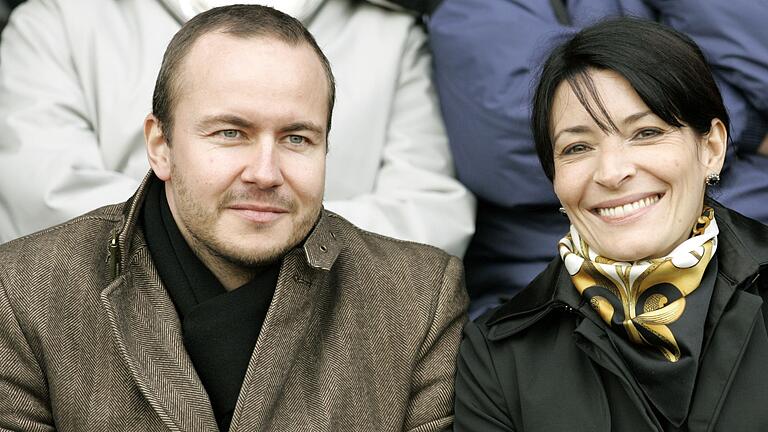 Thorsten Fischer und Tanja Hammerl schauen sich im März 2009 das Fußball-Bayernliga-Derby zwischen dem FC Würzburger Kickers und dem Würzburger FV an. Die Rothosen gewinnen diese Partie 5:2. Thorsten Fischer und Tanja Hammerl schauen sich im März 2009 das Fußball-Bayernliga-Derby zwischen dem FC Würzburger Kickers und dem Würzburger FV an. Die Rothosen gewinnen diese Partie 5:2.