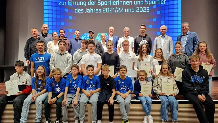 Offizielles Ehrungsfoto der Sportlerehrung 2023 der Gemeinde Veitshöchheim mit 26 (von 54) mit Gold, Silber oder Bronze Geehrten und den Veranstalter-Vertretern. Offizielles Ehrungsfoto der Sportlerehrung 2023 der Gemeinde Veitshöchheim mit 26 (von 54) mit Gold, Silber oder Bronze Geehrten und den Veranstalter-Vertretern.