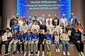 Offizielles Ehrungsfoto der Sportlerehrung 2023 der Gemeinde Veitshöchheim mit 26 (von 54) mit Gold, Silber oder Bronze Geehrten und den Veranstalter-Vertretern.