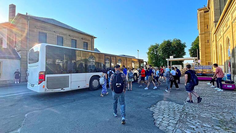 Die Realität am Kitzinger Bahnhof: ein eher trauriger Anblick. Der Weg zu einem attraktiven Verkehrsknoten ist lang, der Streit drüber zwischen Stadt und Landkreis gerade wieder entbrannt.