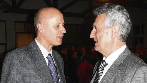 Der bisherige Amtsinhaber und der neue Rathauschef: Werner Schneider (rechts) gratuliert Stefan Paulus zum Wahlsieg. Der bisherige Amtsinhaber und der neue Rathauschef: Werner Schneider (rechts) gratuliert Stefan Paulus zum Wahlsieg.