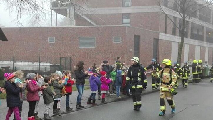 Das gefällt auch den Kindern: Zwei Schulklassen begrüßten die tapferen Läufer auf dem Weg nach Münster und feuerten sie an.