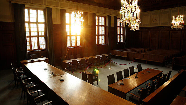 Der Saal 600 des Nürnberger Justizgebäudes, Schauplatz der Nürnberger Prozesse gegen die Hauptkriegsverbrecher der Nazi-Zeit und zuvor Schauplatz eines aufsehenerregenden Todesurteils durch Oswald Rothaug