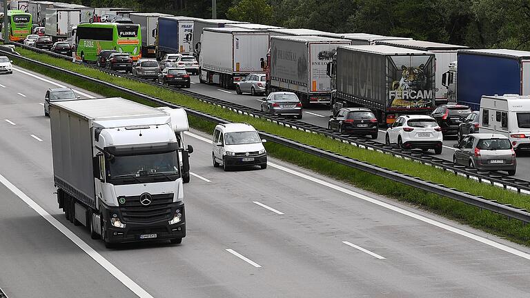 Dicht gedrängt: Die vielen Baustellen und Staus in Unterfranken – speziell auf der A3 und der A7 – sind für Fernfahrer seit Jahren ein Problem. Dicht gedrängt: Die vielen Baustellen und Staus in Unterfranken – speziell auf der A3 und der A7 – sind für Fernfahrer seit Jahren ein Problem.