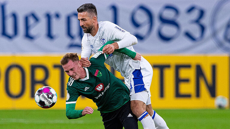 Schweinfurt 05 - FC Schalke 04 - DFB-Pokal, Schweinfurt 05 - FC Schalke 04, 1. Runde in der Veltins Arena. Schalkes Vedad Ibisevic (r) und Schweinfurts Nico Rinderknecht kämpfen um den Ball. Schweinfurt 05 - FC Schalke 04 - DFB-Pokal, Schweinfurt 05 - FC Schalke 04, 1. Runde in der Veltins Arena. Schalkes Vedad Ibisevic (r) und Schweinfurts Nico Rinderknecht kämpfen um den Ball.